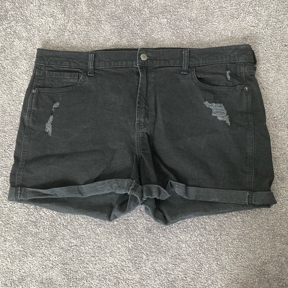Old Navy Pants - Mid-Rise Black-Wash Ripped Boyfriend Jean Shorts, Size 18